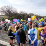 Come Prepararsi per una Maratona: guida completa 1 Corsa con partecipanti e palloncini colorati