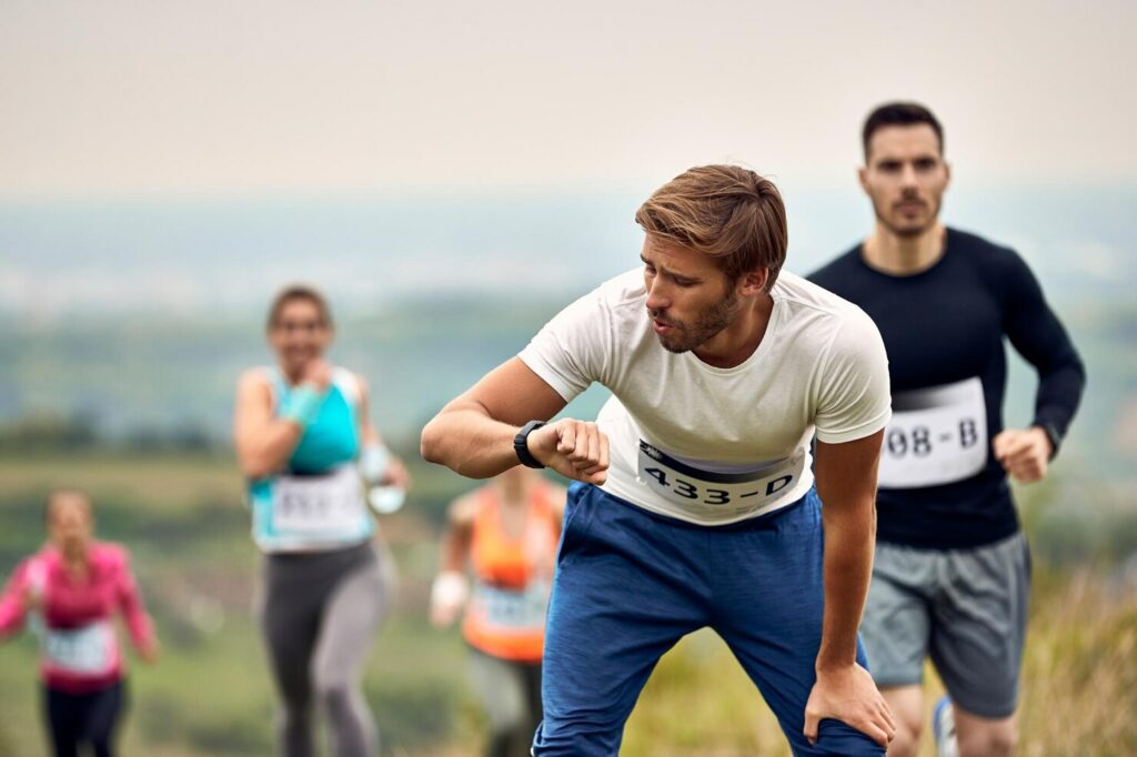 Come Chiudere la Maratona Sotto le 3 Ore e 30: Ritmi, Ripetute e Carichi Settimanali 4 Corridori in gara su un percorso